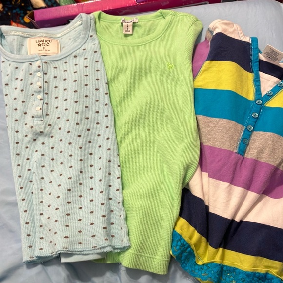 Three girls long sleeve shirts. - Picture 1 of 4